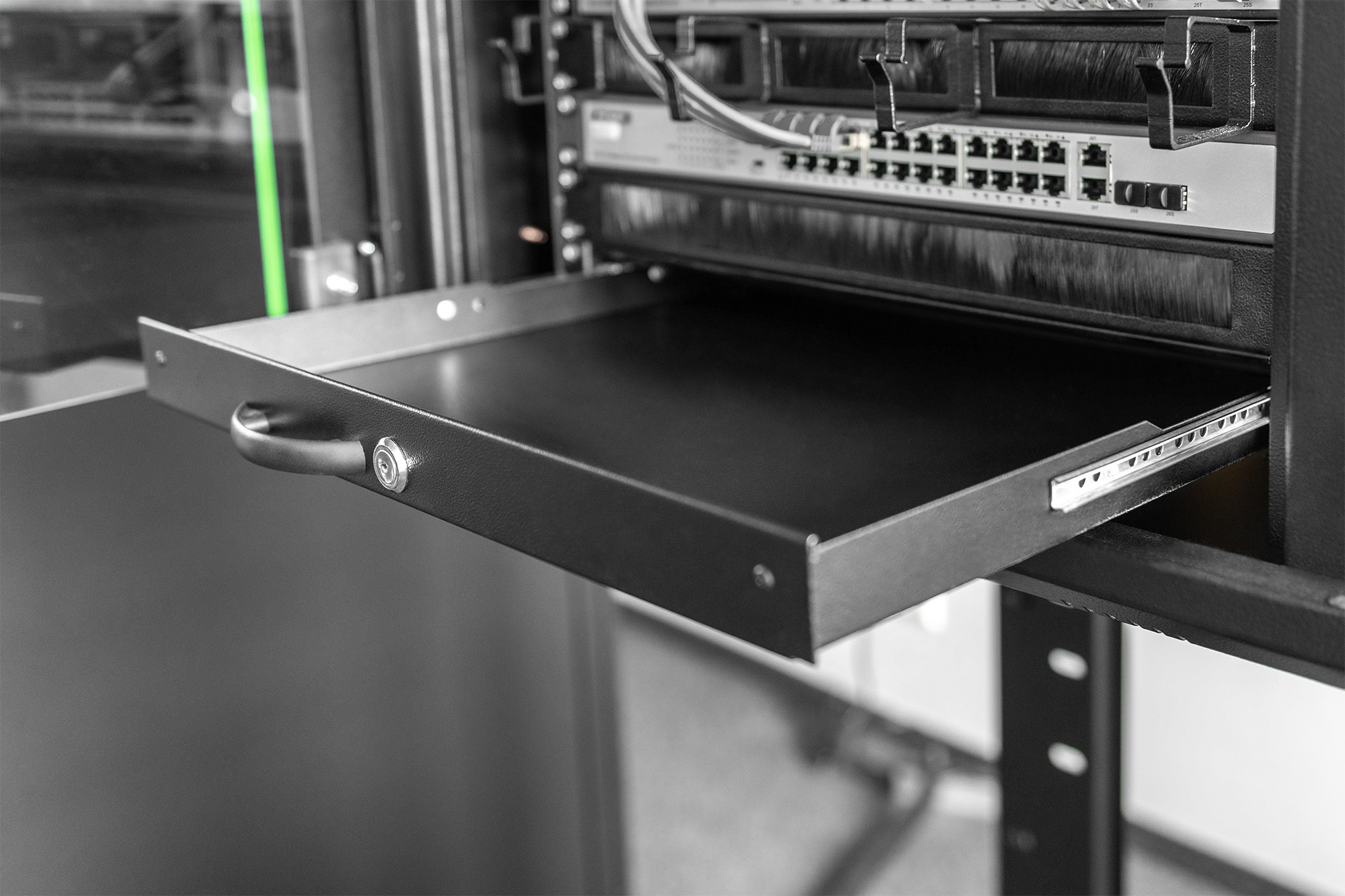 server rack, network switch, Schublade, Metallführung, schlossfähige Schublade