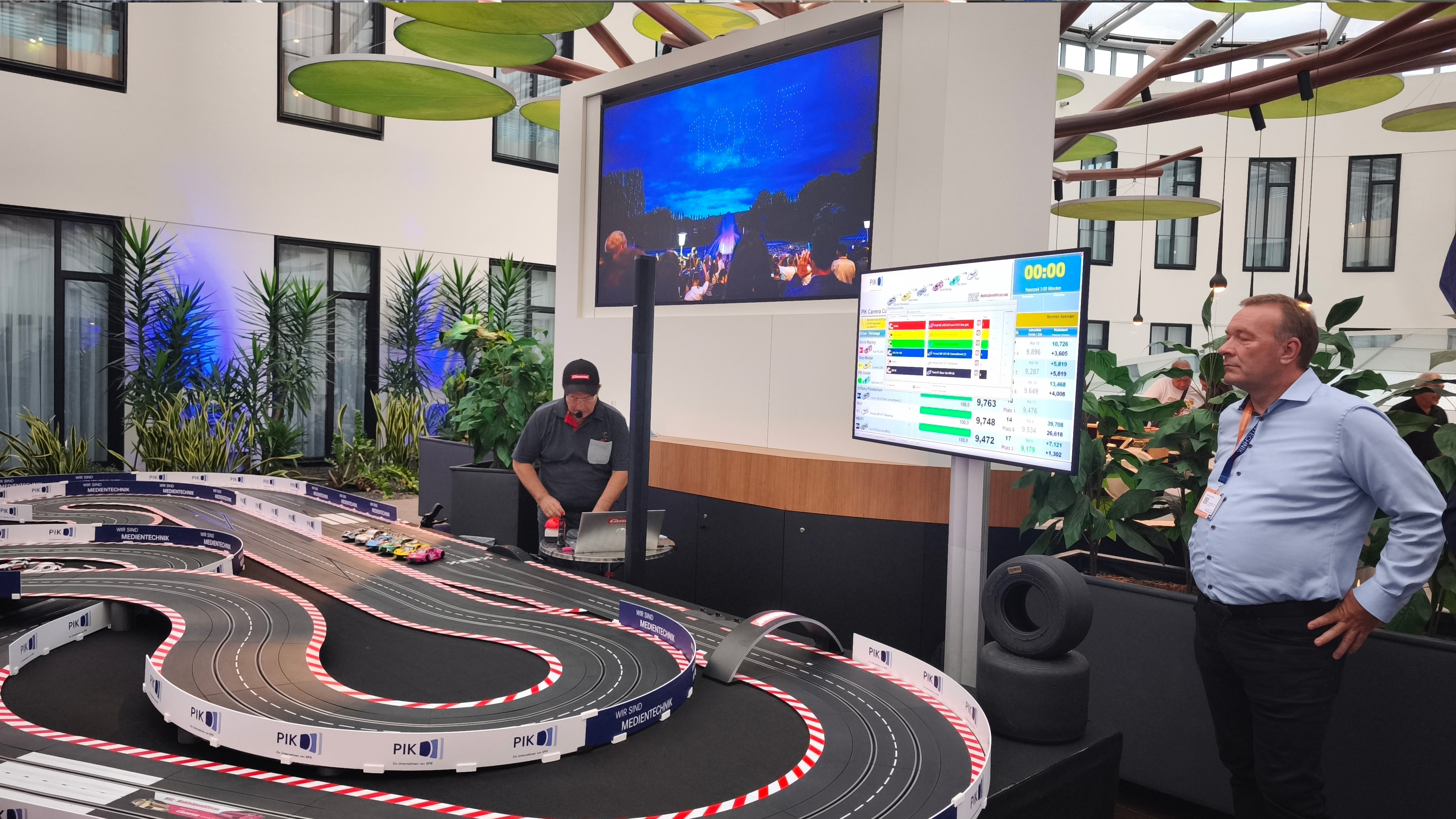 Modellrennstrecke, Slotcar, Slotcar-Rennen, Miniaturrennen, Anzeige Bildschirm