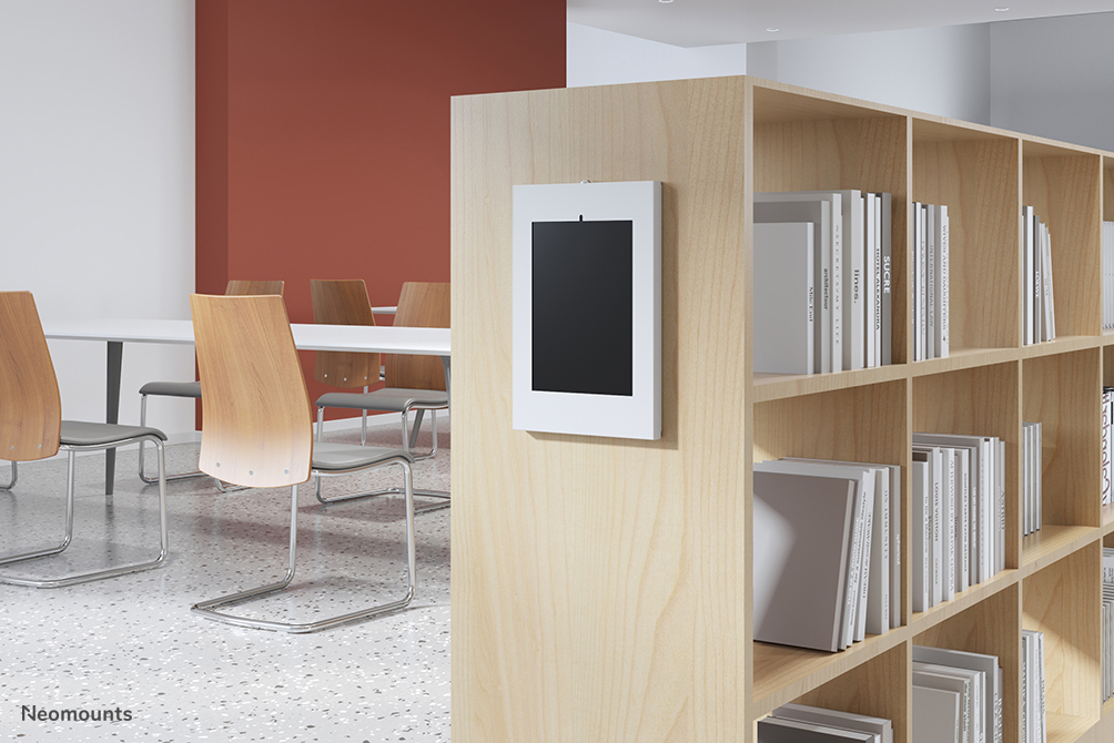 Neomounts-WL15-650WH1_lifestyle03 Innenarchitektur, Sperrholz, Stuhl, Mobiliar, Tabelle