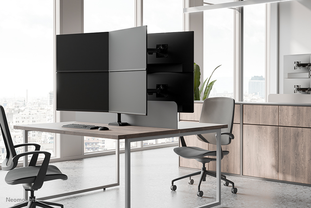 Bürotisch, Dual-Monitor-Setup, Computerbildschirm, Ergonomischer Stuhl, Holzfolien-Schränke