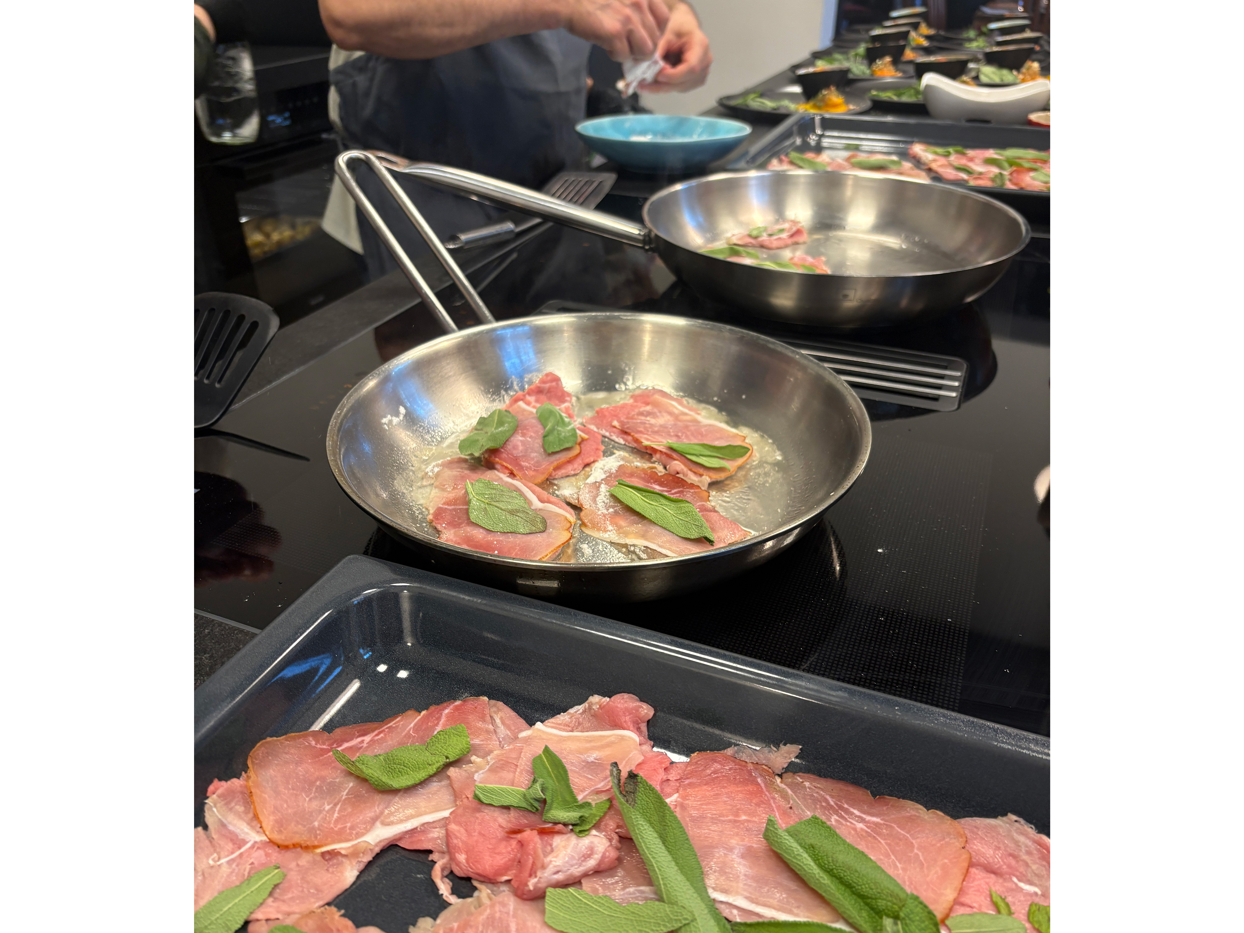 Schweinefleisch, Pfannenbraten, Frische Zutaten, Kräuter, Küchengeräte