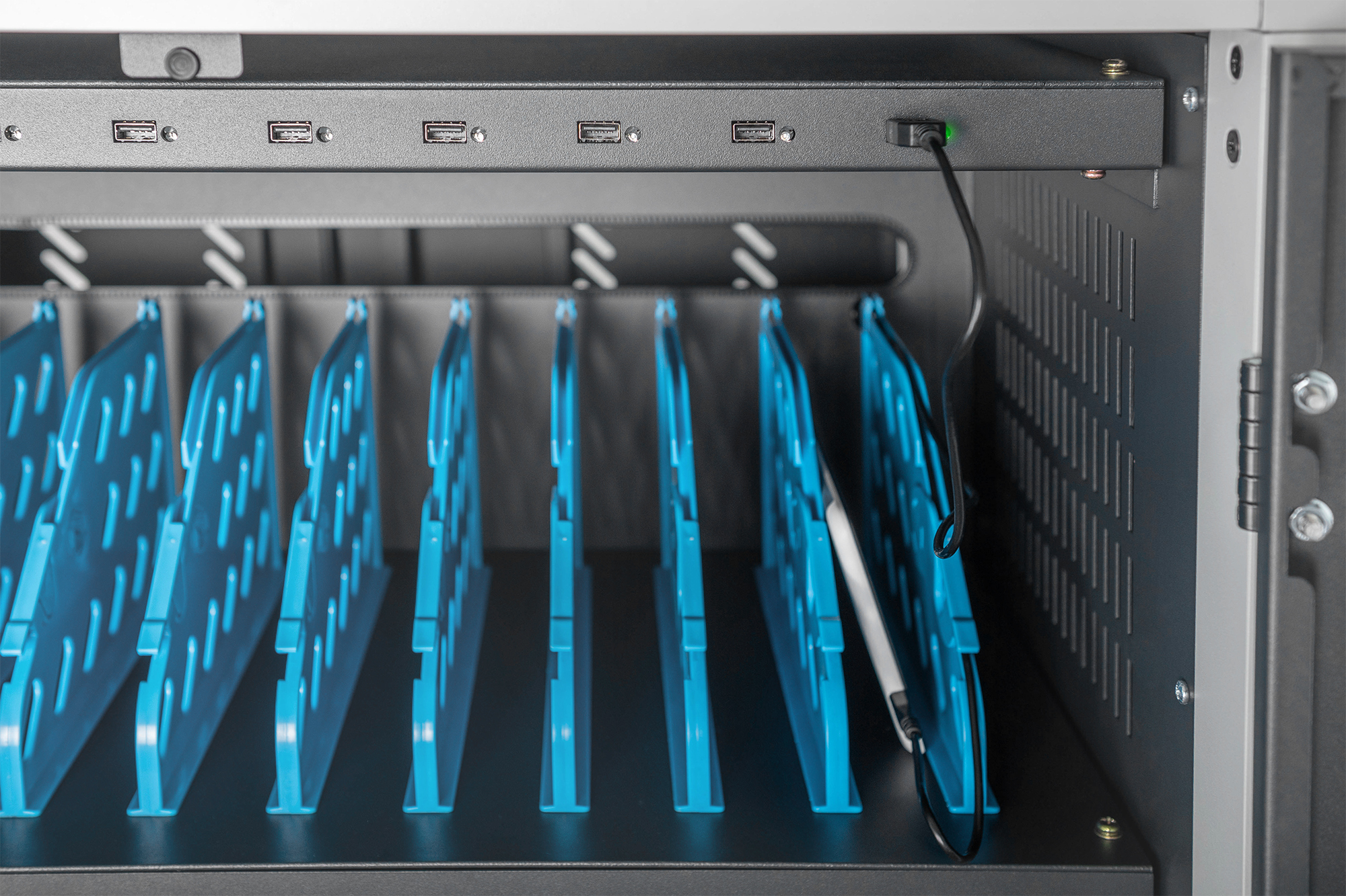 server rack, cable management, blue plastic dividers, rack mount,  USB ports
