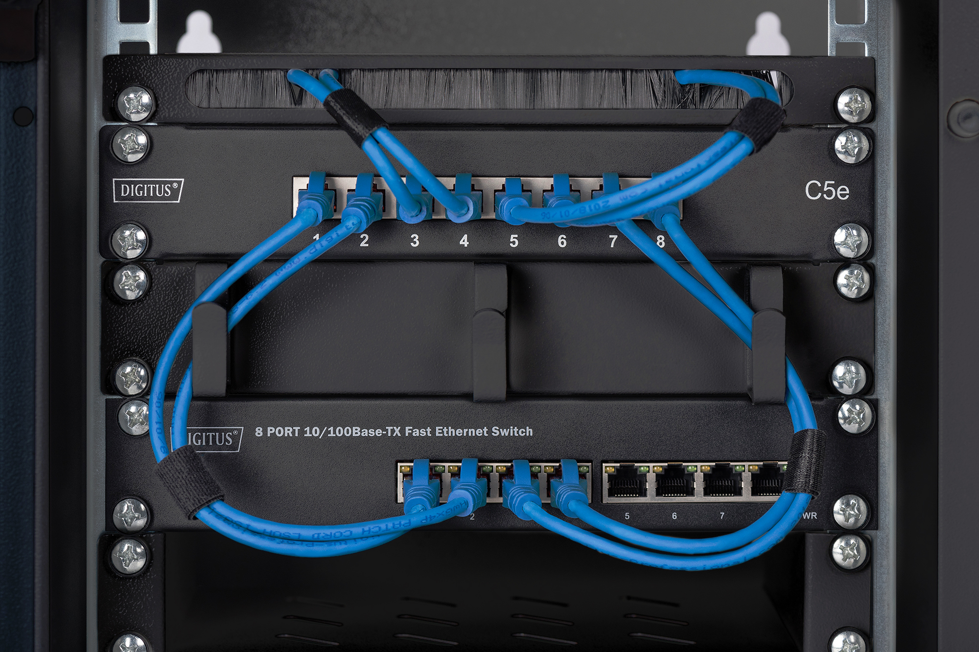 Ethernet switch,  Netzwerkgerät,  blaue Kabel,  RJ45 Ports,  Rackenmontage