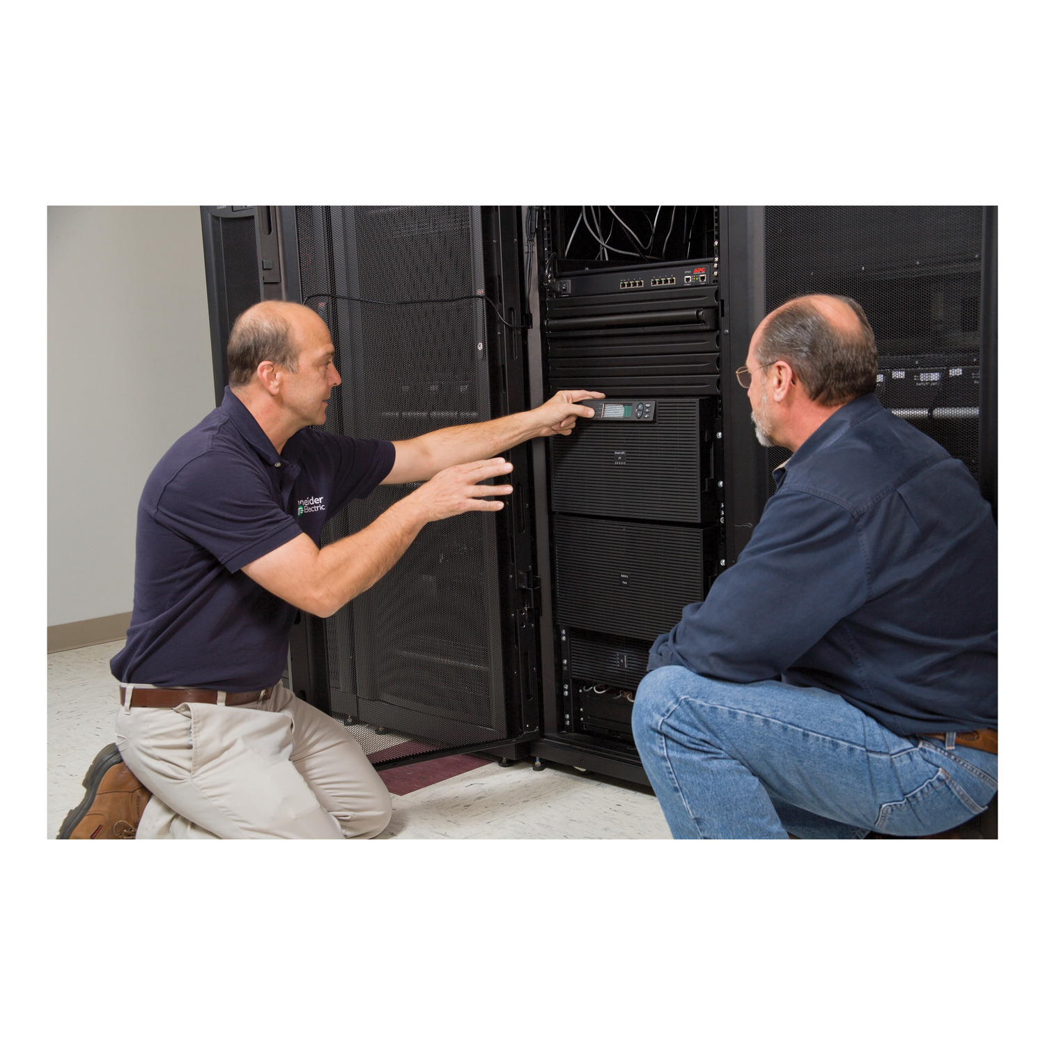 APC Scheduled 5X8 Assembly and Power-Up Service Hardware, Erwachsener, Männlich, Mann, Person