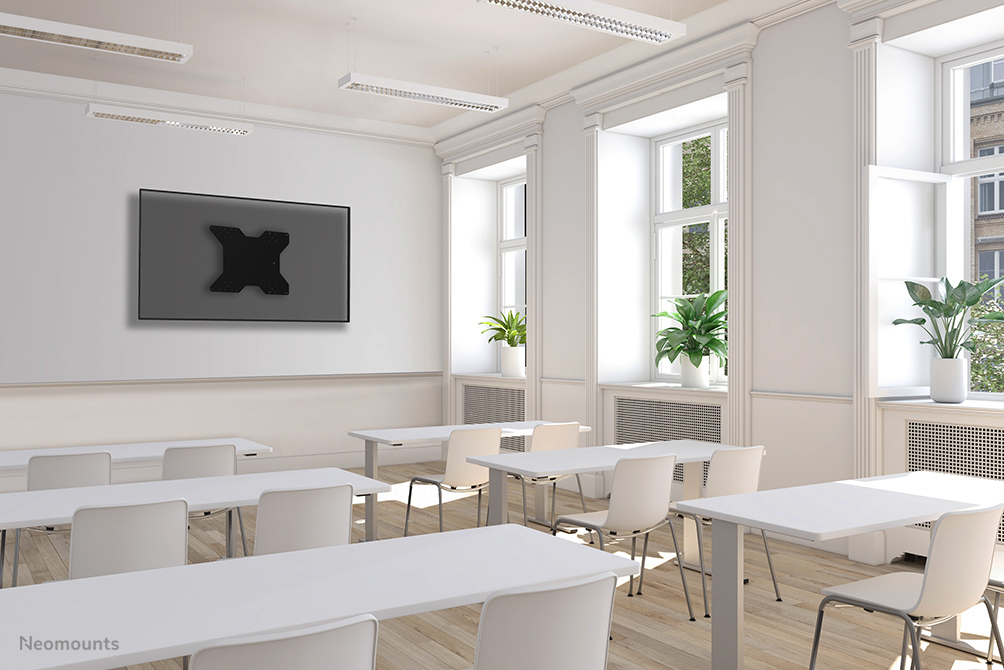 Klassenzimmer, Konferenzraum, weiße Wände, Fenster, Pflanzen
