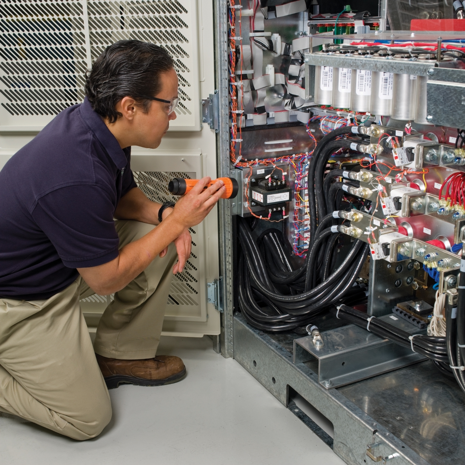 APC WPCAVUPS-UG-01 - 1 - Pre-Contract Audit for 1 - UPS up to 40 kVA Hardware, Computerausrüstung, Erwachsener, Mann, Person