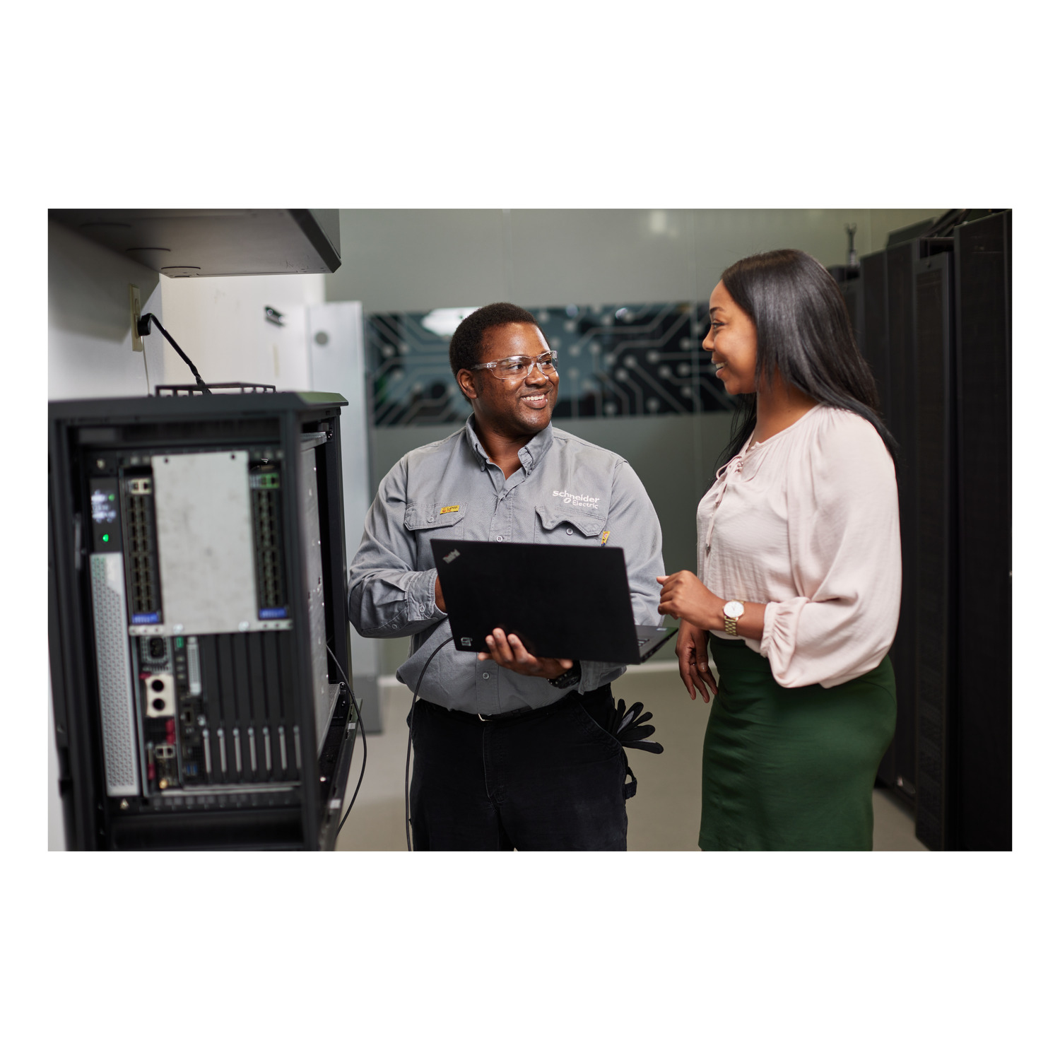 Serverraum, IT-Techniker, Serverrack, Laptop, Zertifizierungsgurt?