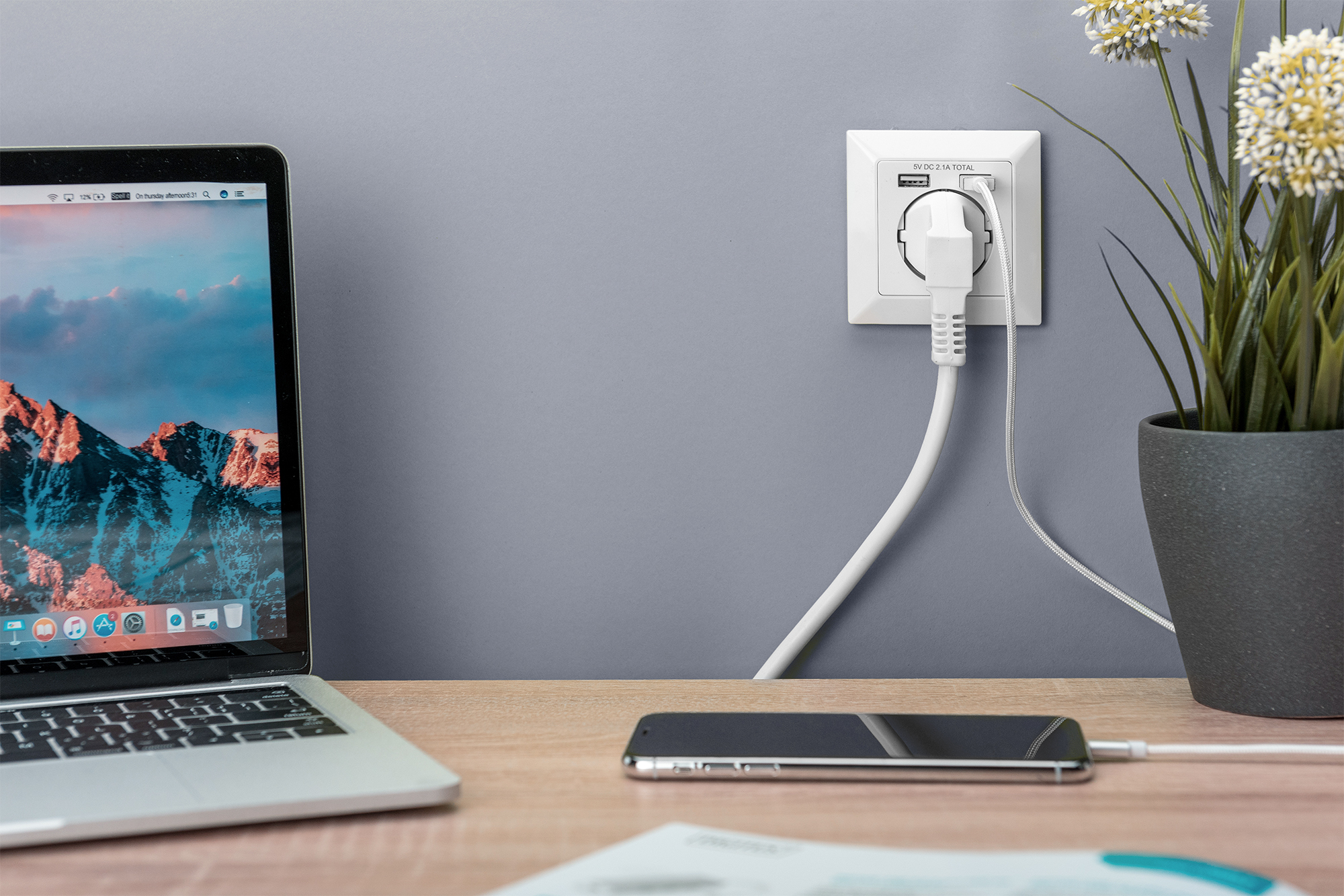 Laptop, USB-C Ladegerät, Steckdose, Schreibtisch-Setup, Telefon auf Schreibtisch