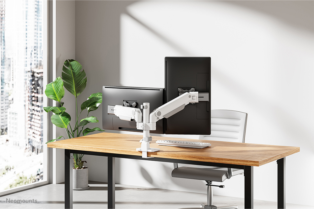 monitorarm, dualmontorsetup, desksetup, weißerDesk, bürostuhl