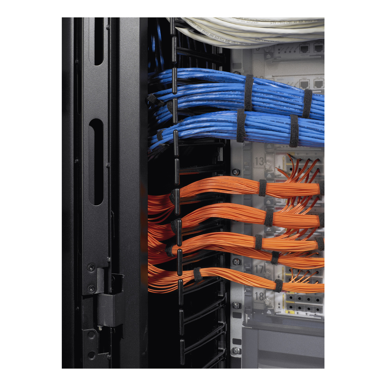 Serverrack, Netzwerkkabel, Kabelmanagement, Kabelbündel, Rackausstattung