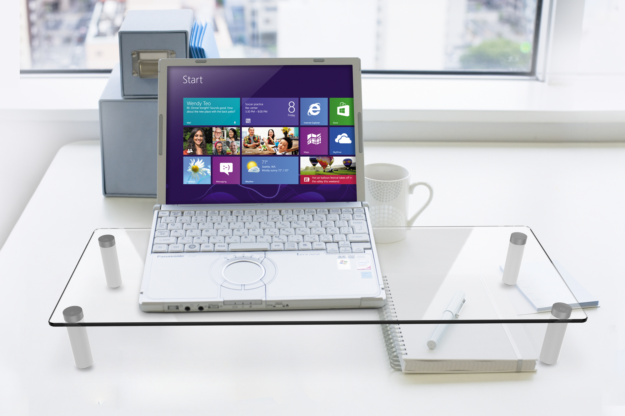 Laptop, Gaming-Laptop, Windows-Startbildschirm, weiße Tastatur, Glas-Schreibtisch
