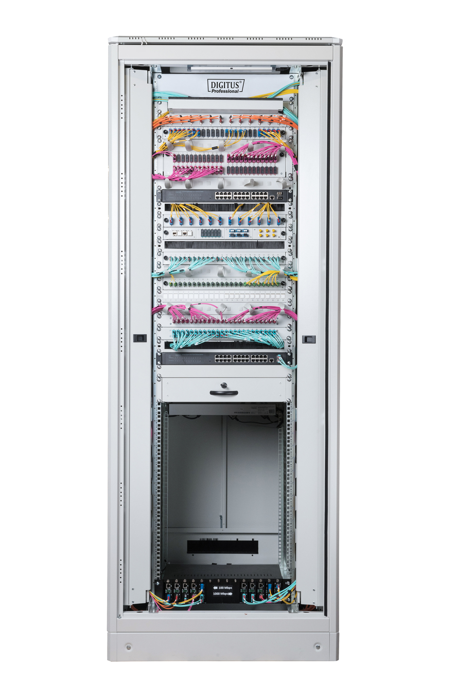 Serverrack, Netzwerk, Patchpanel, Verkabelung, Rackmontage