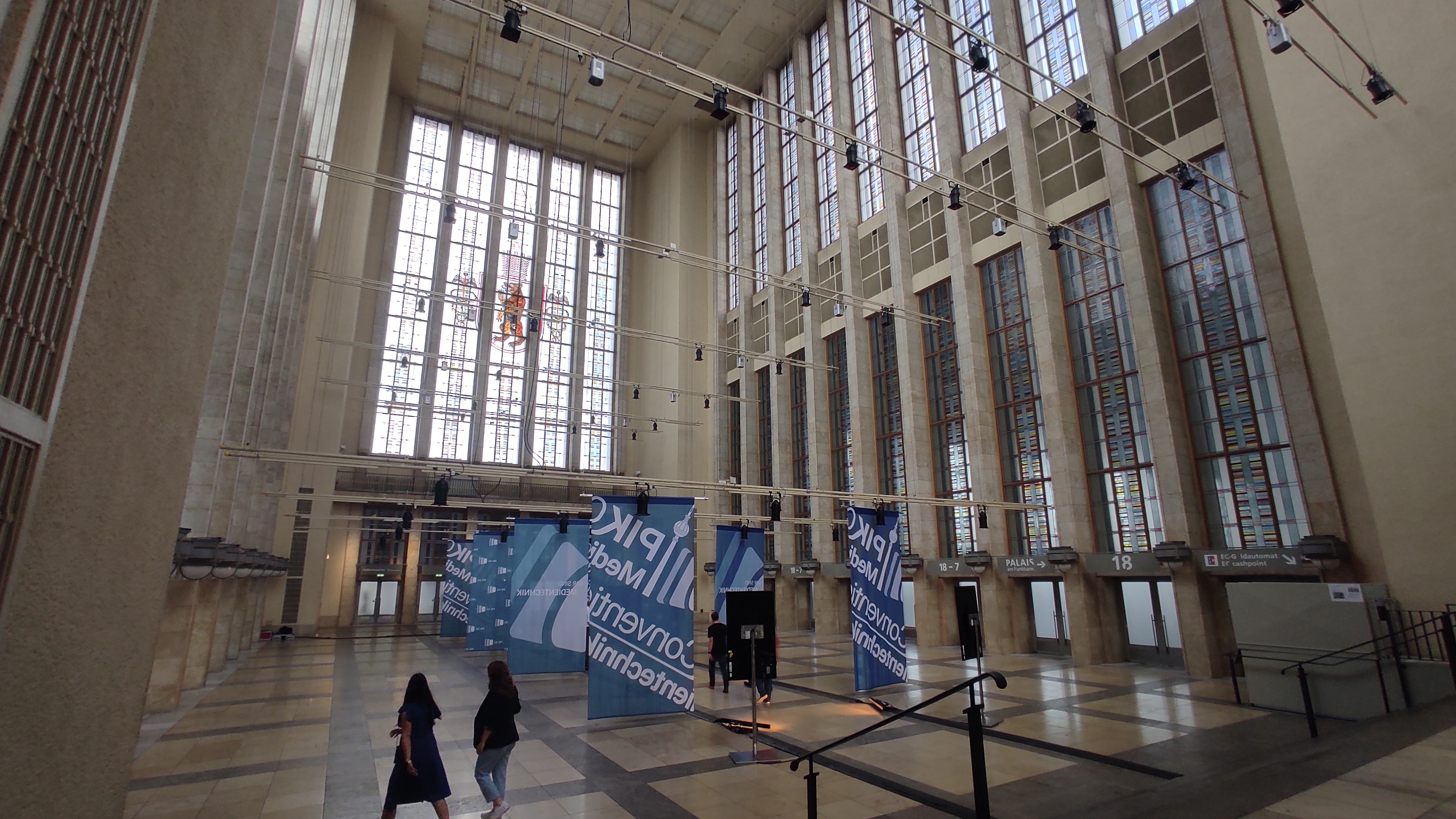 Fußboden, Bodenbeläge, Gebäude, Handlauf, Person