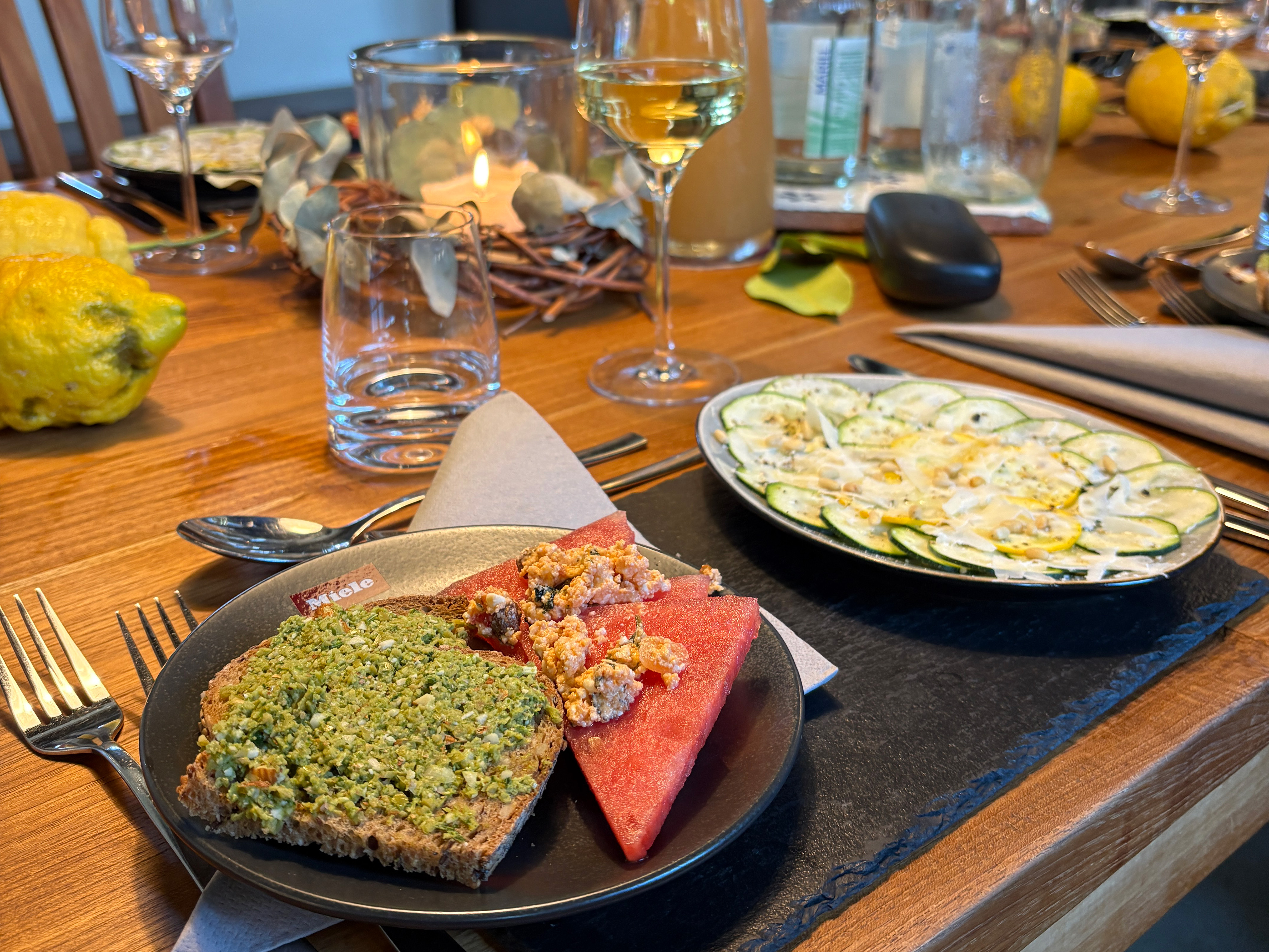 brot, avocado-paste, wassermelon, brotaufstrich, gemüseplatte