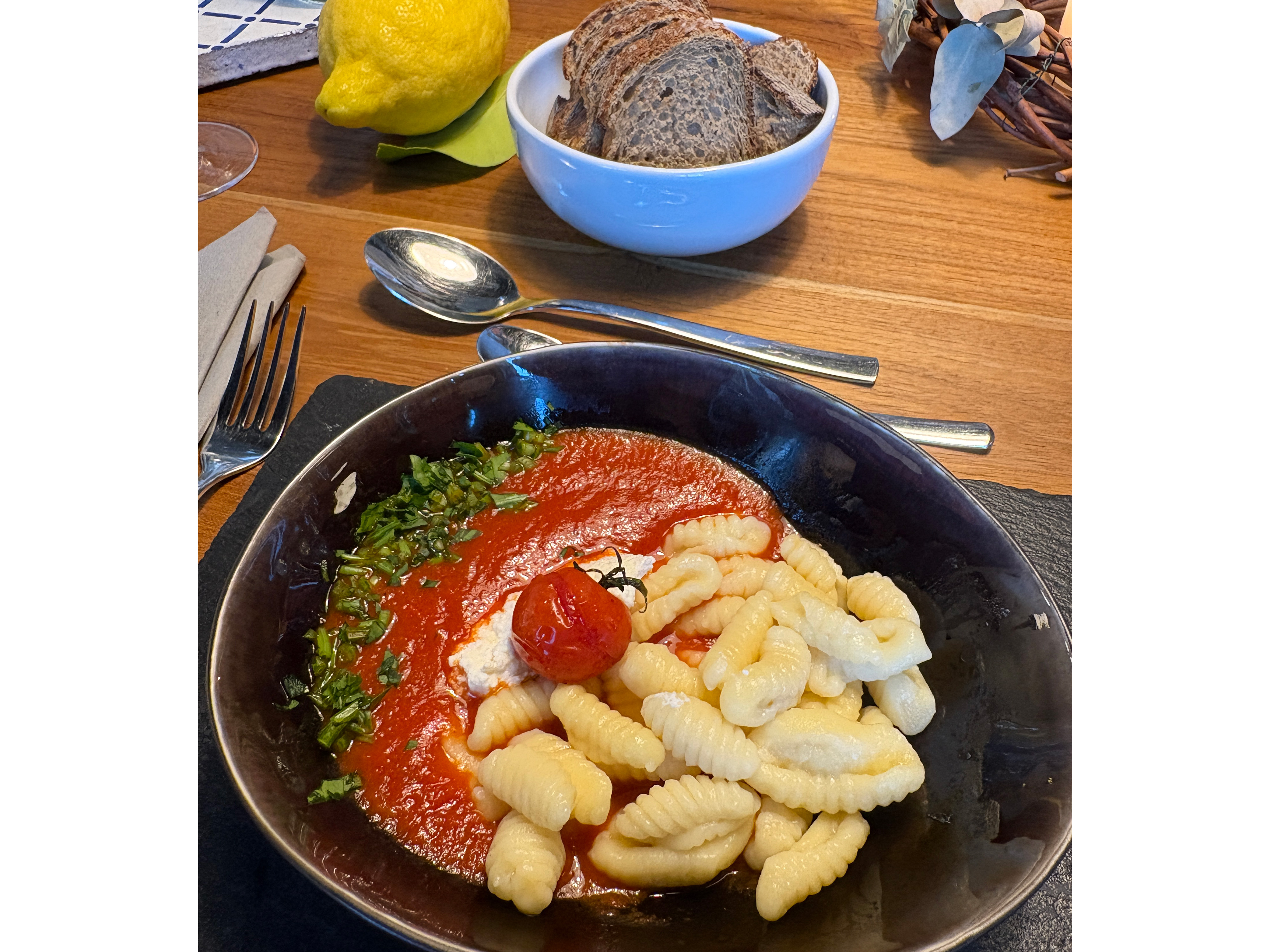 Pasta, Tomatensauce, Pesto, Nudeln, Teller