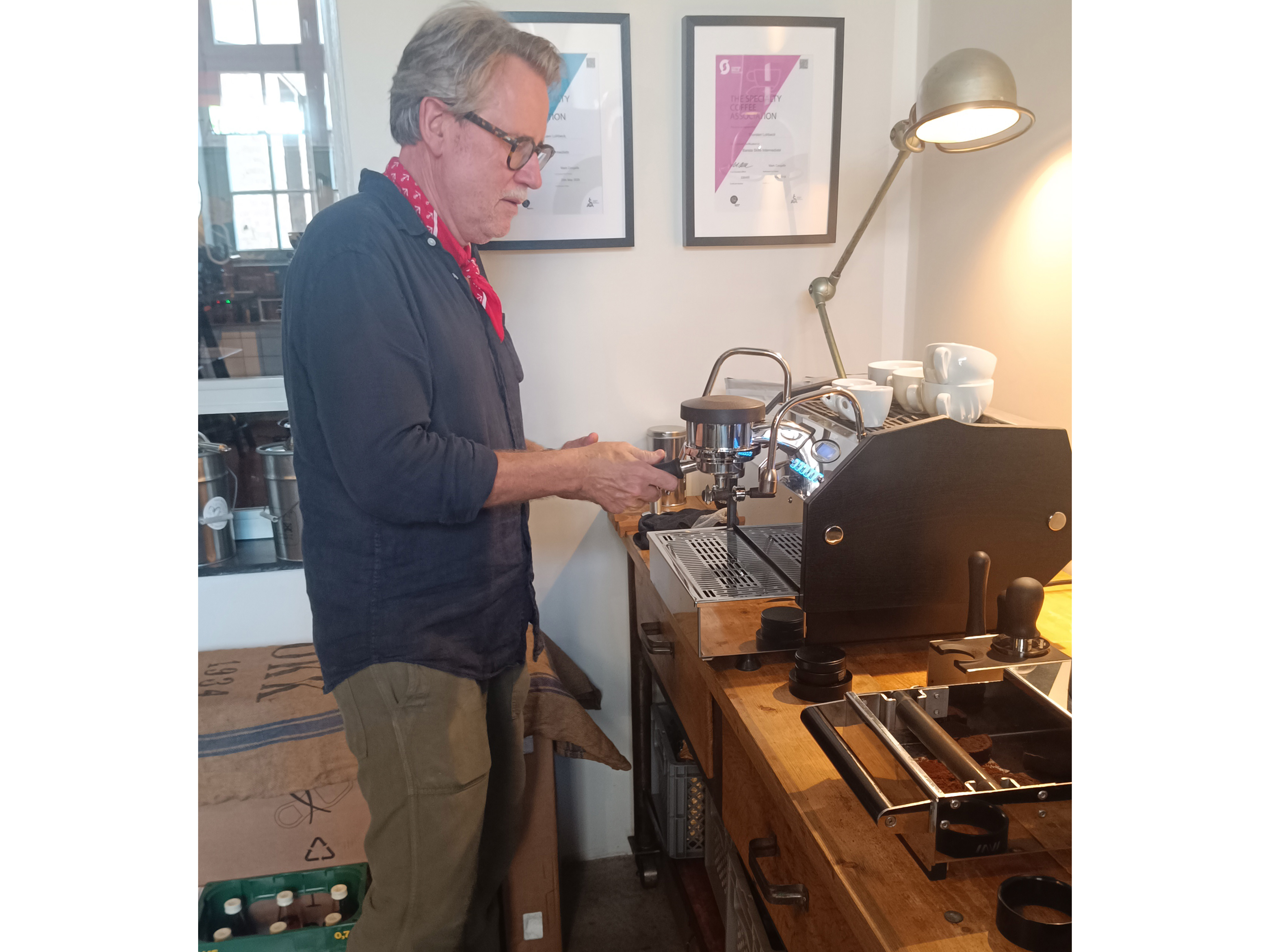 Espressomaschine, Kaffeemaschine, Portafilter, Dampflanze, Tassen