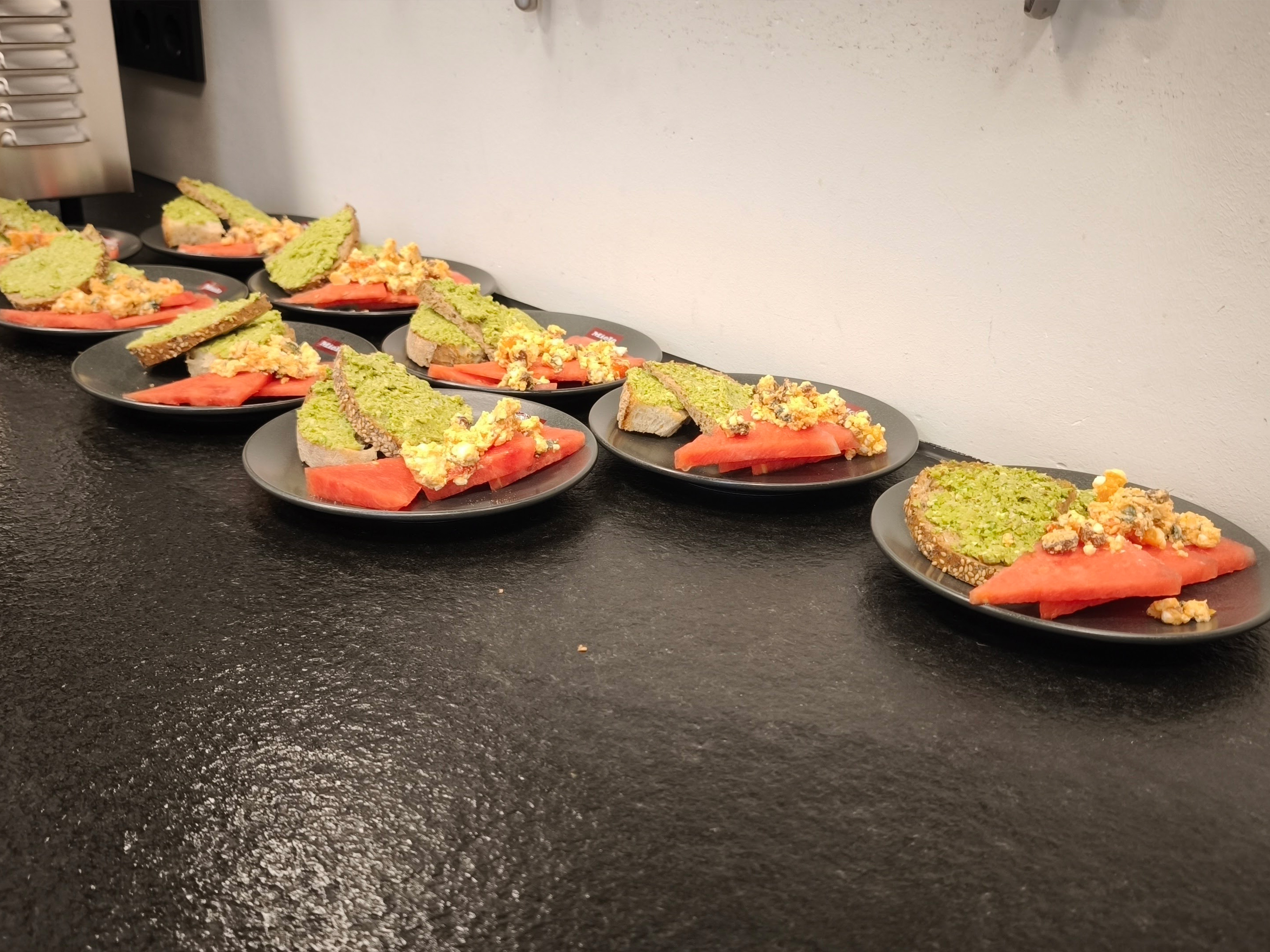 sandwich, Toast, Wassermelone, grüner Belag, Brösel