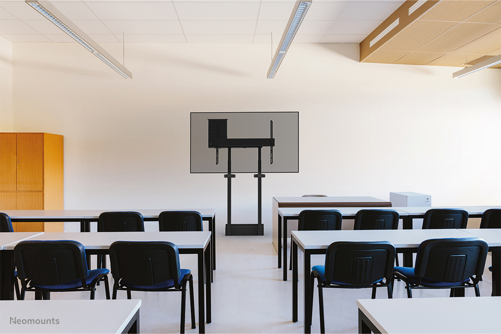 Klassenzimmer, Klassenzimmerstühle, Tische, Präsentationsstation, Bildschirm