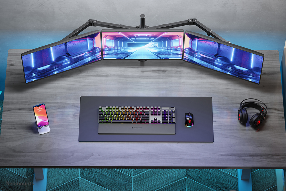 Multimonitor-Setup, Gaming-Tastatur, RGB-Beleuchtung, Gaming-Maus, Laptop-Tisch