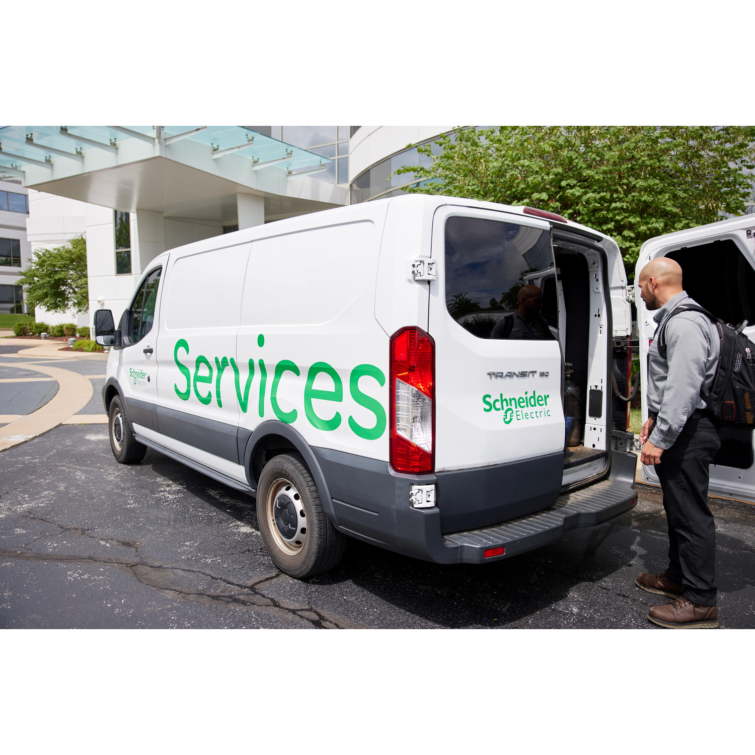 van, Service-Van, Weißer Van, Grüner Text, Schneider Electric
