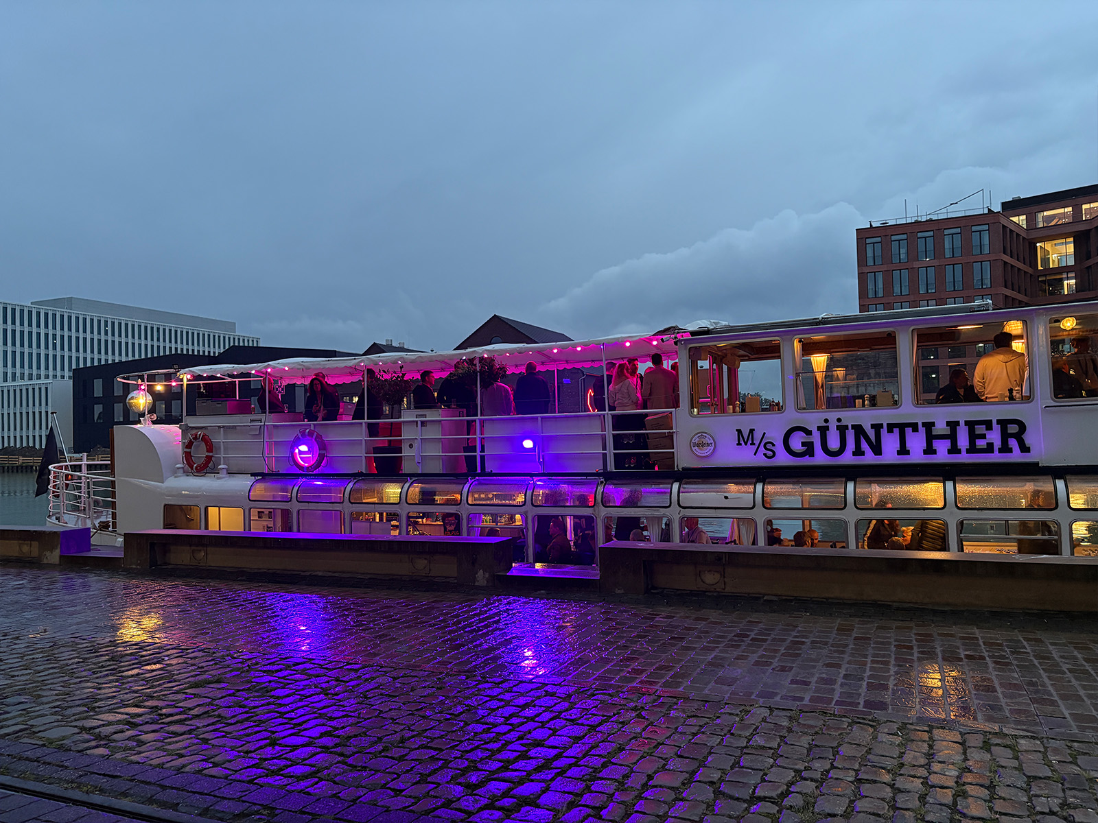 Bootsschiff, Flussboot, Nachtaufnahme, Lichter, Gondel- oder Ausflugsschiff