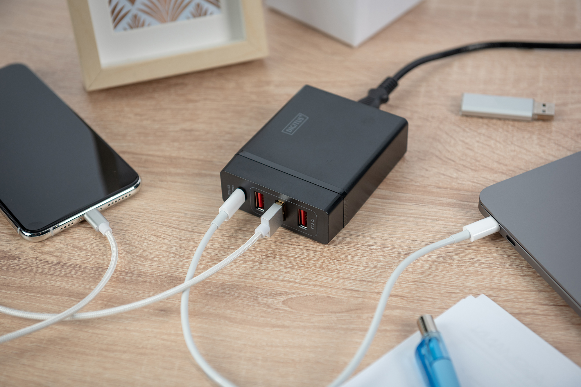 laptopLadegerät, USB-Anschlüsse, Stromadapter, Kabelbucht, Elektronikzubehör