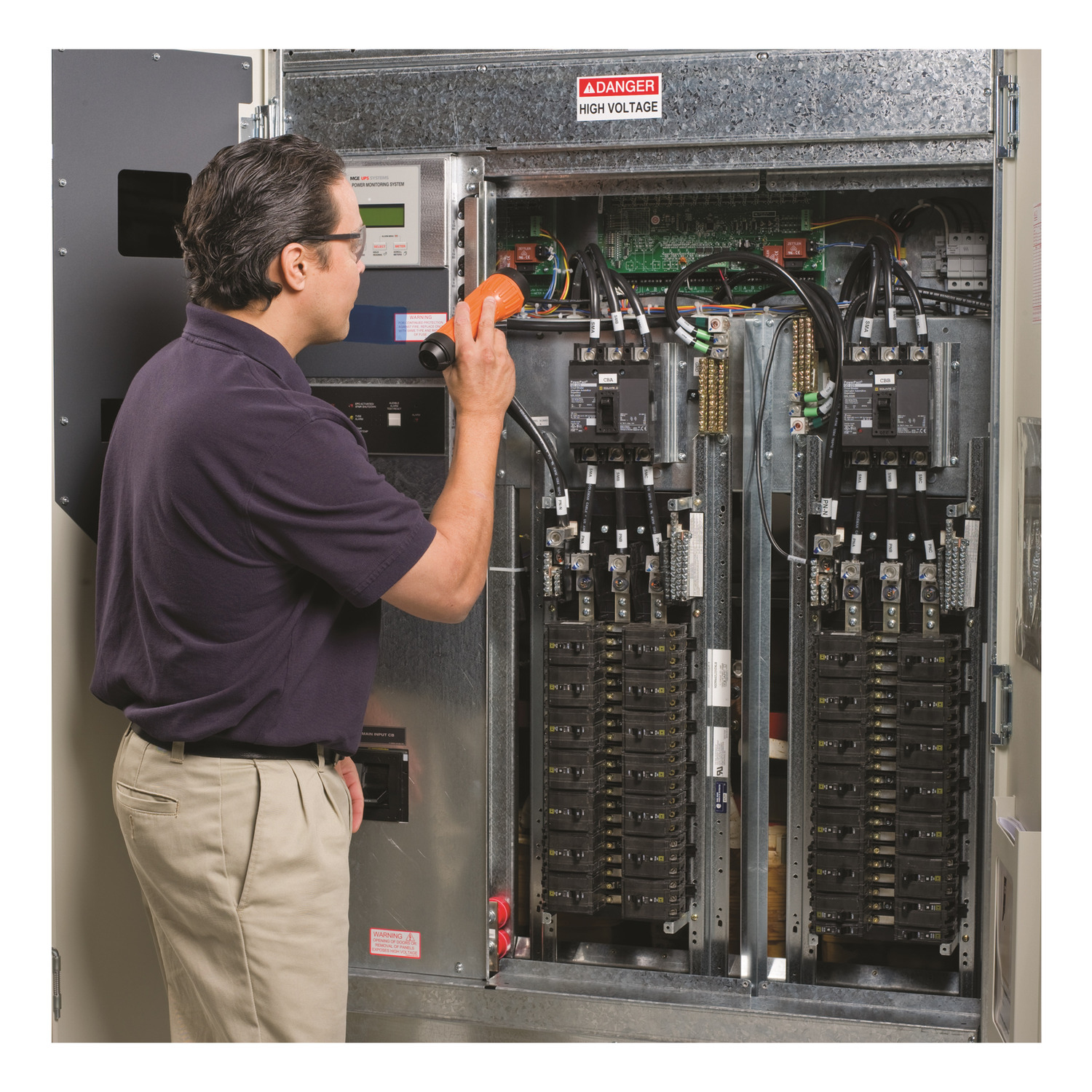 elektrische Schalttafel, Steuerungsschrank, Hochspannung, elektrische Leitungen, Wartungstechniker