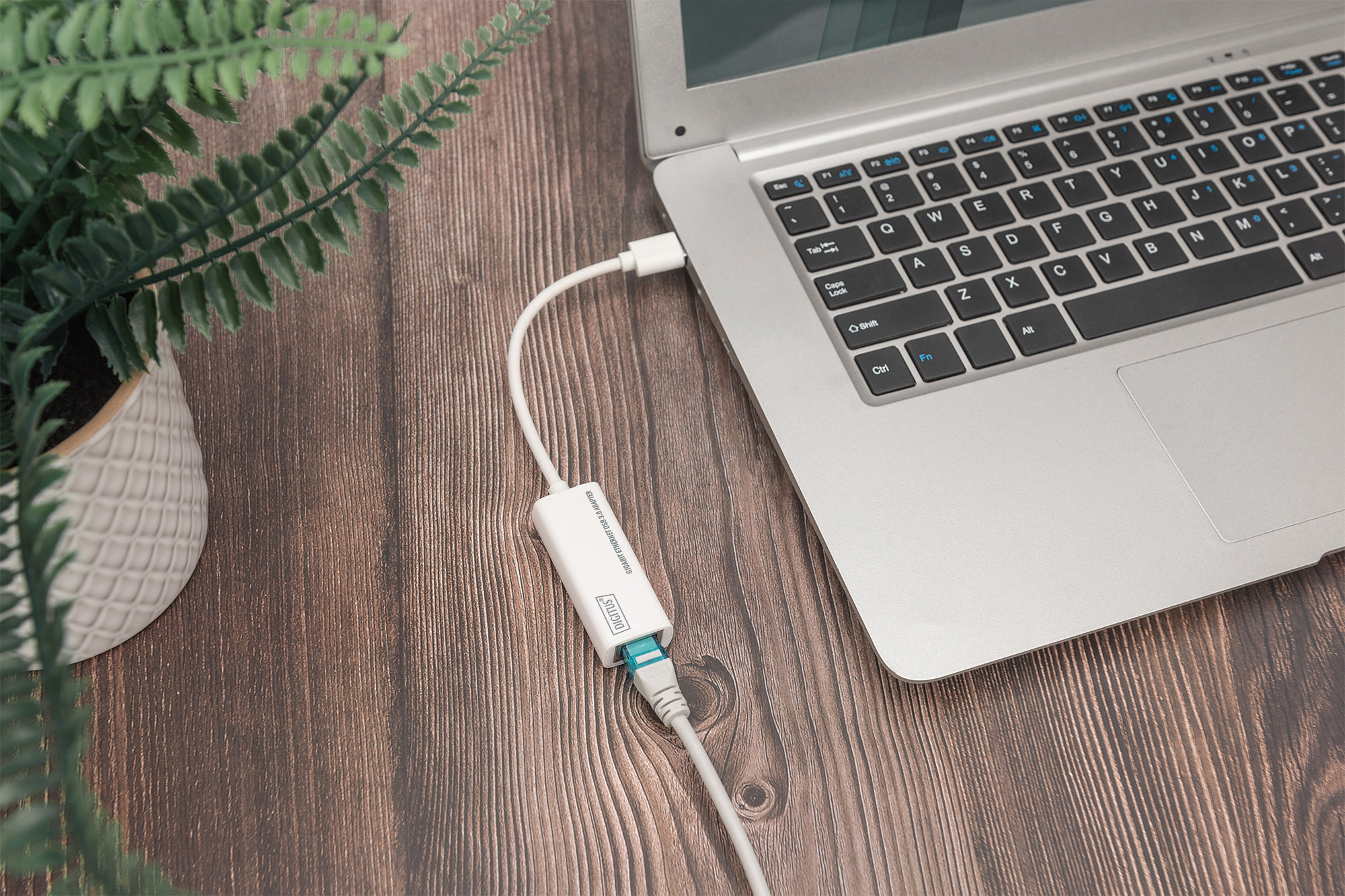 laptop, USB-C adapter, Kabel, Tastatur, Holzoberfläche