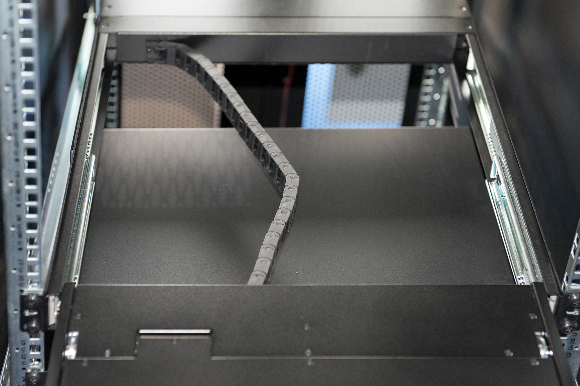 DIGITUS DS-72221-5GE Modulare HD LCD KVM Konsole mit 19" TFT, 16-Port CAT 5 KVM Anschluss, Touchpad, deutsches Tastaturlayout DIGITUS DS-72221-5GE Modulare HD LCD KVM Konsole mit 19" TFT, 16-Port CAT 5 KVM Anschluss, Touchpad, deutsches Tastaturlayout