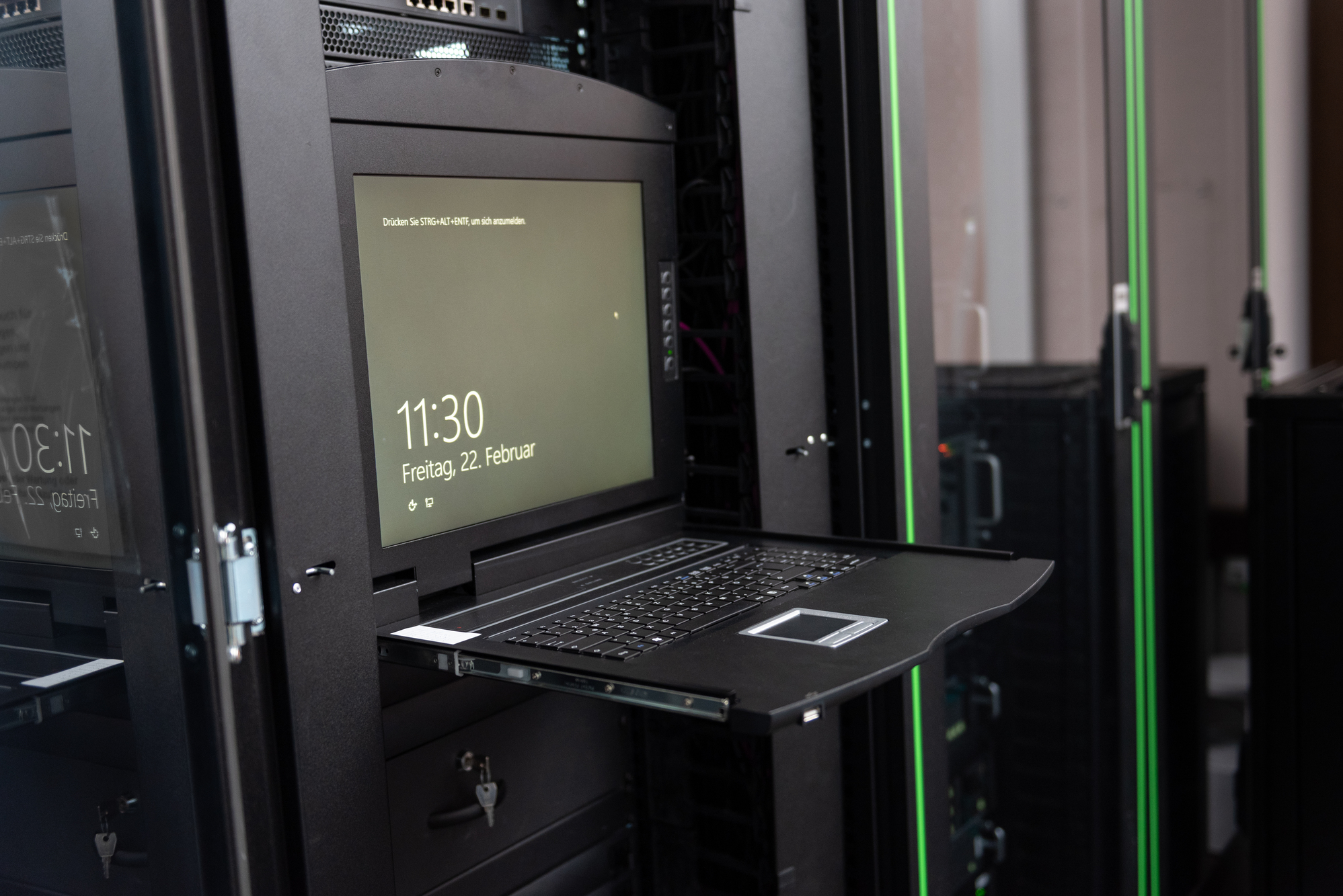 Server rack, Server‑Schrank, Rack-montierter Server, Laptop im Rack, Rechenzentrum