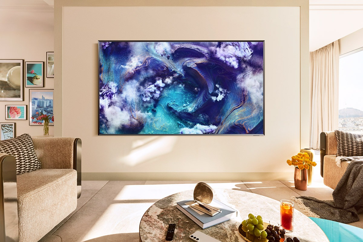 Samsung TV GQ85QN900F  85" TV  (2025´er Modell) Innenarchitektur, Wohnzimmer, Tasse, Fernbedienung, Buch