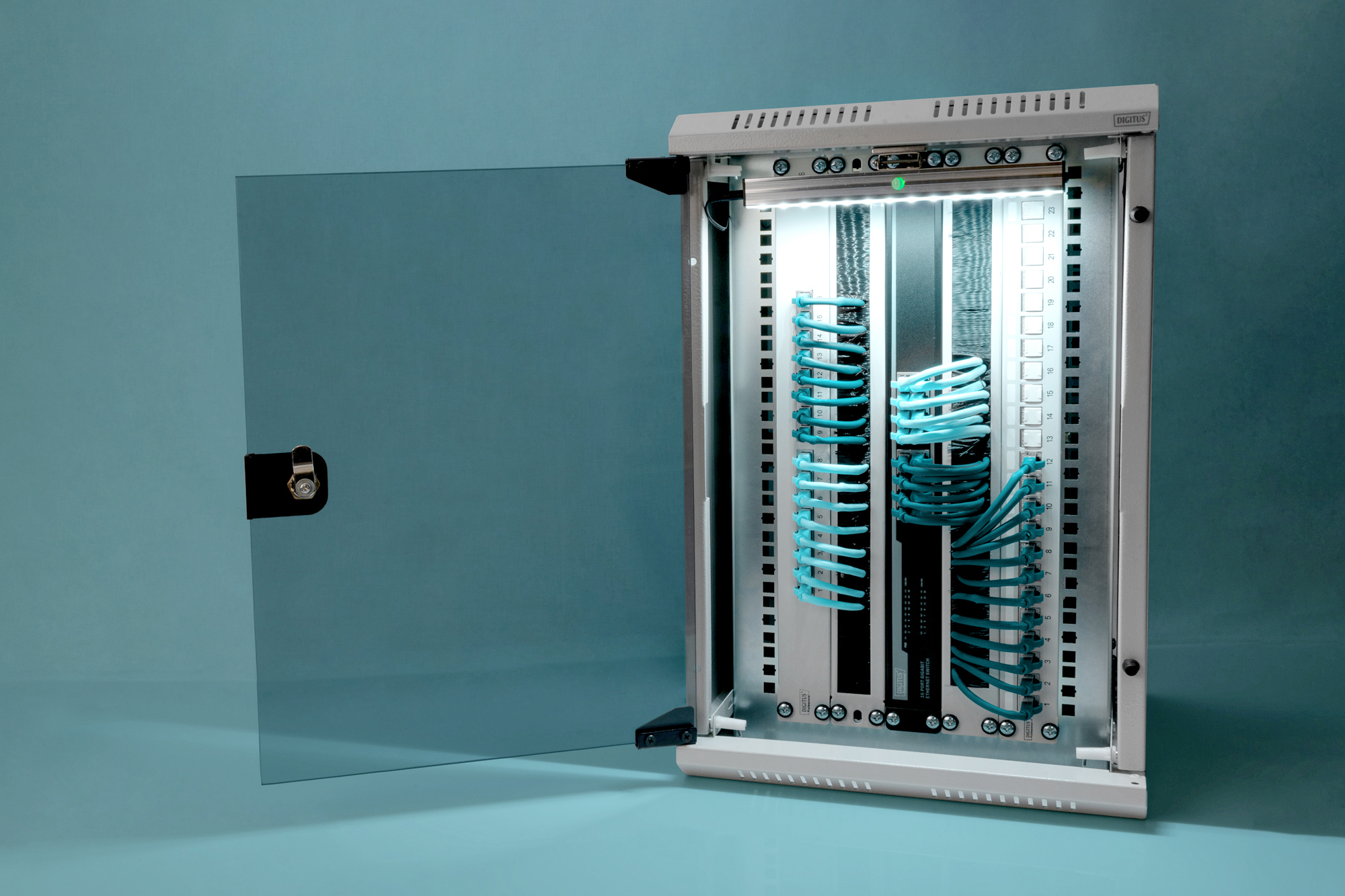 Rechenzentrum, Serverrack, Netzwerkpanel, Sortierkabel, Technik